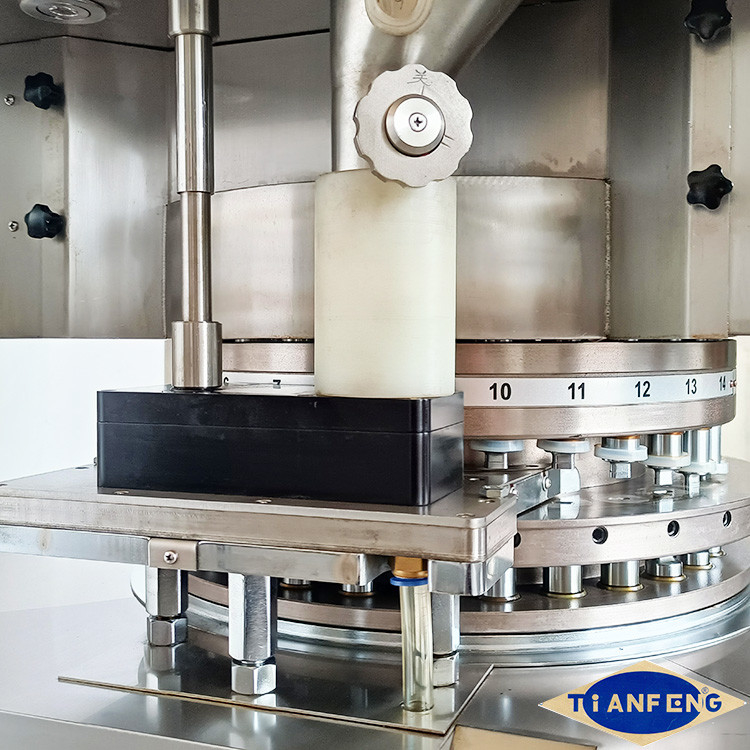 D Tooling เครื่องกดยาเม็ดโรตารี่อัตโนมัติพร้อมหน้าจอสัมผัส PLC 7.5KW