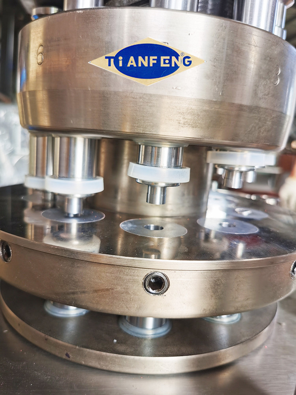 GZP - 9 EU Tooling Pill เครื่องกดแท็บเล็ตสำหรับ Lab 12600 ชิ้น / ชั่วโมง 2.2KW