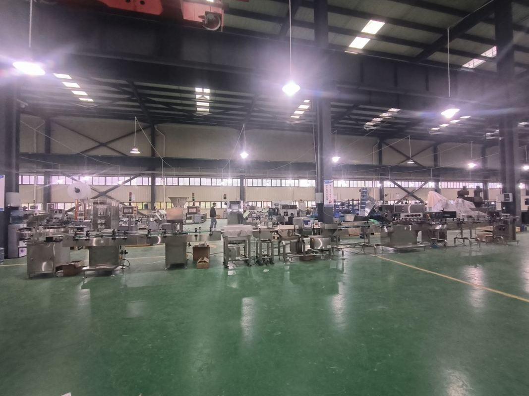 สายการผลิตบรรจุขวดความเร็วสูง 380V พร้อมรับประกัน 1 ปีสําหรับขวด 60ml 80ml 100ml