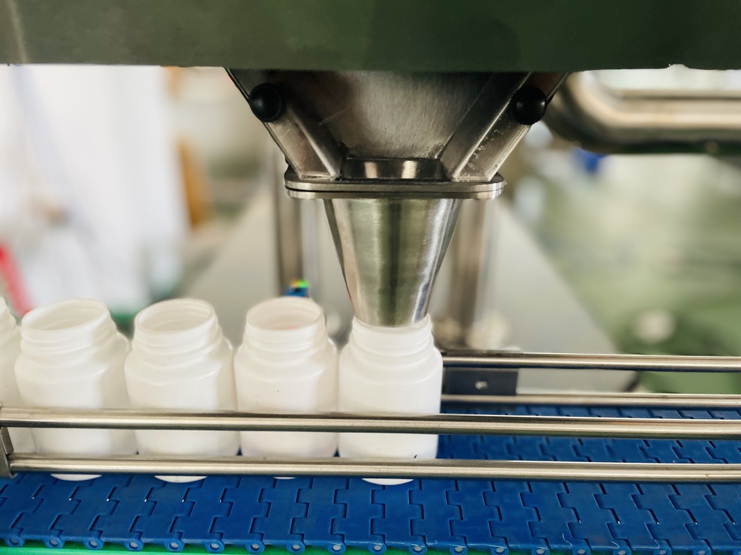 เครื่องบรรจุและนับอัตโนมัติแบบไฟฟ้า 50HZ/60HZ โวลเตชั่นและการบรรจุแม่นยํา